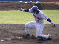 泉直樹選手は三塁まで進みます。